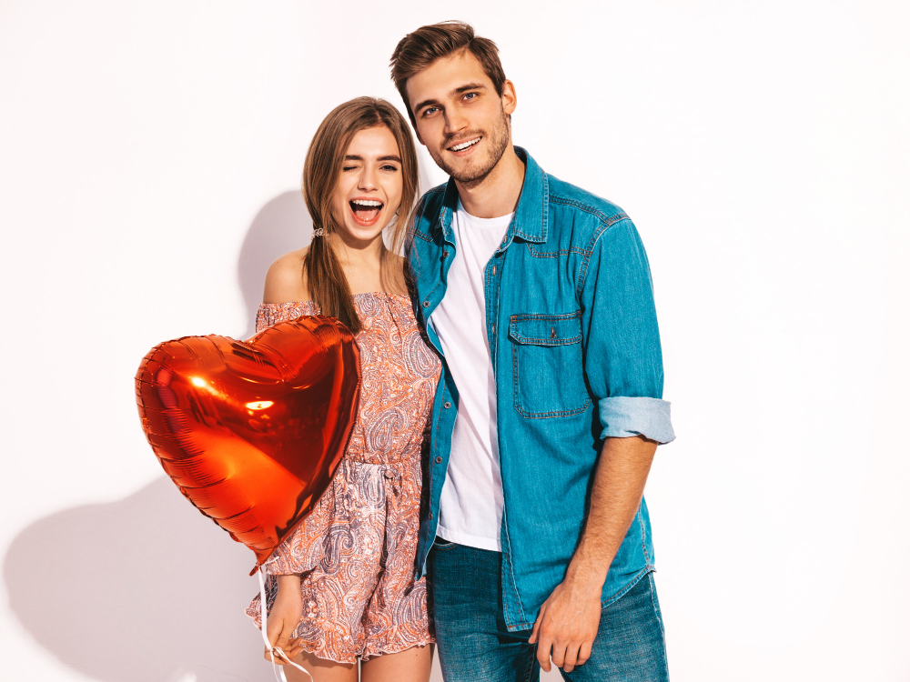 Casal comemora que celebrou contrato de namoro